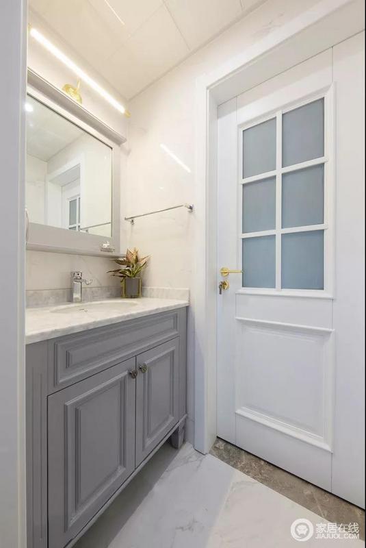 卫生间以简约的灰白色为主调，整体简洁优雅；干湿分区的设计有效防止湿气散发，提高使用效率。
