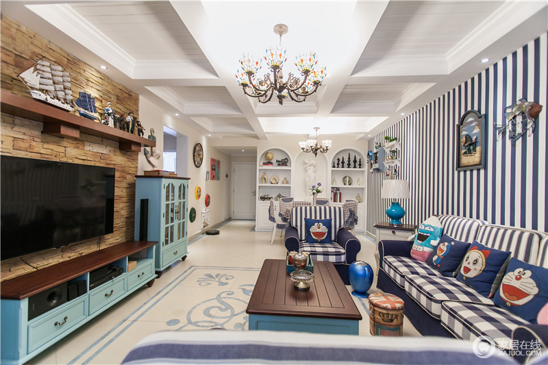 蓝白条形不易软包沙发搭配实木茶几，清新气息浓郁，用实木板拼接的客厅吊顶带来原始味道、一盏古典大气的吊灯与其搭配，整个空间弥漫着地中海的魅惑气息。