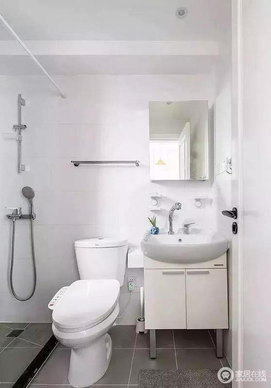 卫生间面积不是很大，淋浴和马桶区没做玻璃隔断，用了浴帘空间一下大了好多。