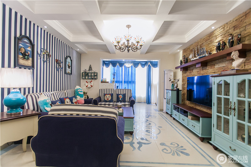 蓝白条形不易软包沙发搭配实木茶几，清新气息浓郁，用实木板拼接的客厅吊顶带来原始味道、一盏古典大气的吊灯与其搭配，整个空间弥漫着地中海的魅惑气息。