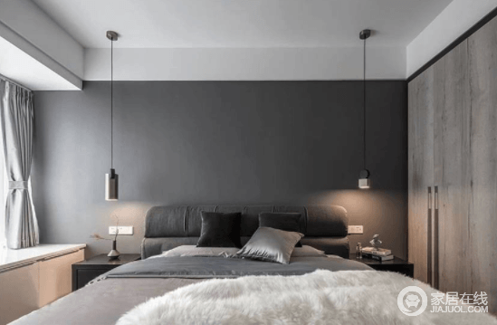 卧室用一面墙的灰色，营造出静谧的氛围造型不一的床头吊灯，让这个空间多了一份浪漫格调；窗下的定制地台，颜值、储物全都满足，与原木衣柜构成空间的温实。