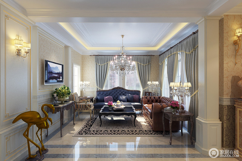 罗马皮质沙发和古典紫色沙发色彩夸张，在淡色窗帘的陪衬下愈加精美；黄铜色鸵鸟雕塑令空间生发出新的设计之意，混搭何尝不是演绎空间的好方式。