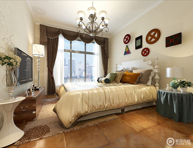 为了与整体设计相契合，选用了地中海设计的一些元素定落在卧室中，褐色罗马帘提升了设计的精细度。