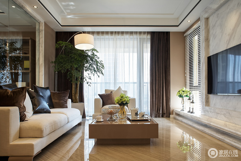 客厅极具现代感的台灯，搭配金属感的茶几，和深色的窗帘一深一浅相呼应。