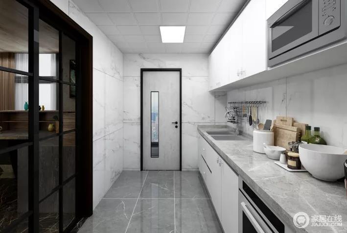 厨房强调居家的实用性和舒适性，加上灯光的配合给整个空间营造出整洁的气氛，厨房的设计简单明了更为实用。