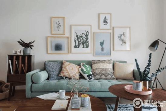 虽然可以看到很多网红家具，但软装搭配确实是门手艺活，正如大白墙上悬挂得绿植挂画，搭配绿色沙发，清新活泼，而靠垫的多种样式，简单而得体。
