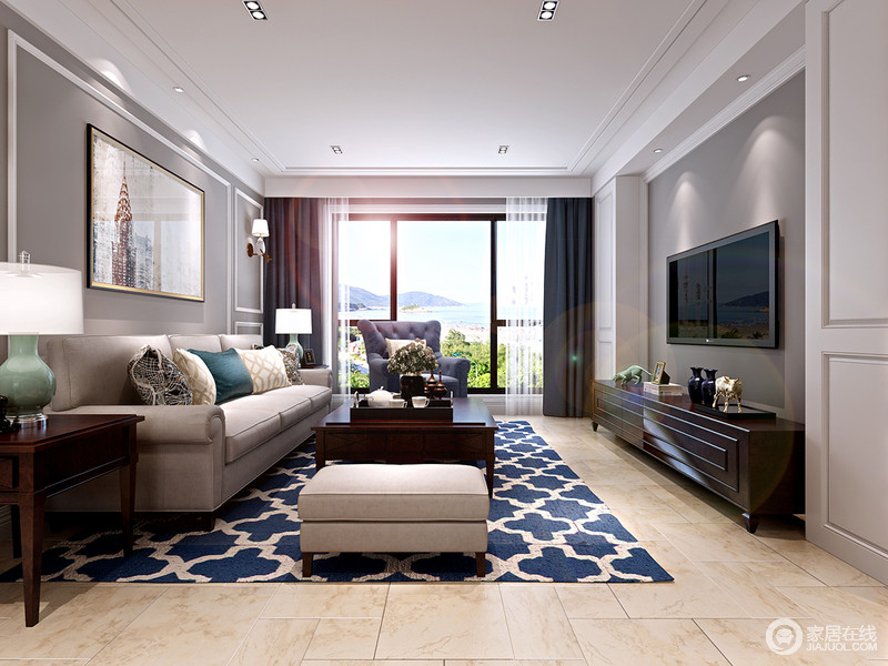 客厅整体结构规整，浅灰色的墙面因为白色木框的装裱多了立体美学，壁灯对称出和韵之光；麻灰色现代美式沙发松软而舒适，与实木家具呈对比，蓝白地毯的清湛将宁静注入空间，让你时时被优雅包围。