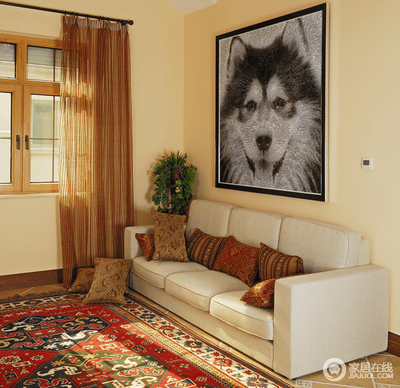 起居室淡色的空间因为红色民族风情的地毯和靠垫而变得愈加热烈起来；黑灰色的动物画像让这个空间更具包容性。