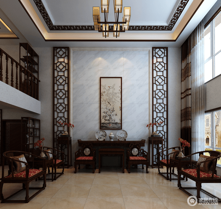 客厅中以镂空的雕花饰墙，与中国花鸟图形成东方意蕴；古旧的家具及太师椅彰显着深厚的历史积淀，却因红色靠垫鲜活起来。