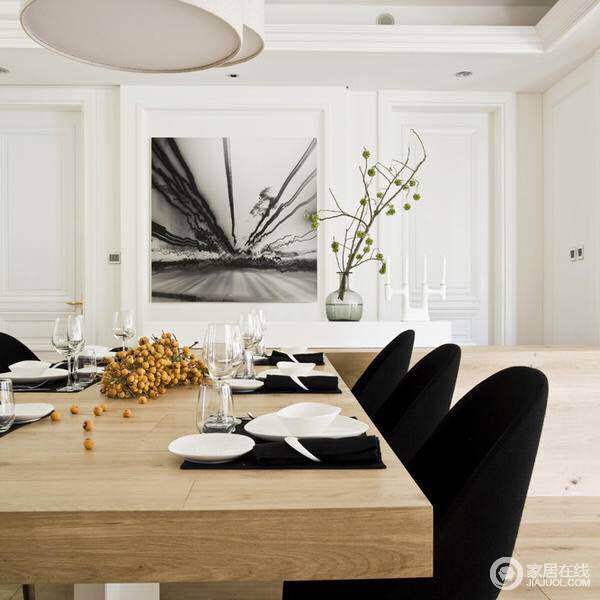 餐厅区，选择了业主喜欢的画，为了与这幅画，这个空间相协调，选择了黑色的餐椅，纯粹的一个空间。