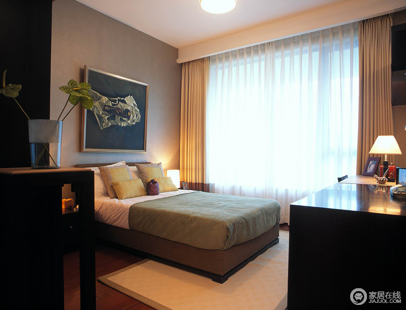 卧室的博古架作为点缀，让这个现代感的空间，多了东方清和；用色上以米色窗帘、驼色地毯和棕色背景墙呼应，力求让空间能够足够稳重和温馨。