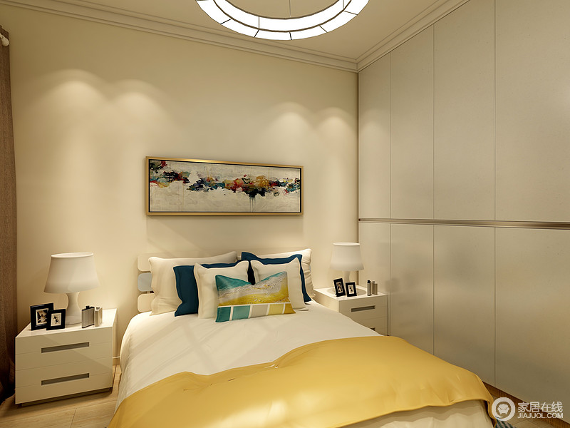 温馨是这个卧室给人最直观的印象，淡黄色的墙面配上柔和的灯光，让疲惫一天的人们更好的进入睡眠。