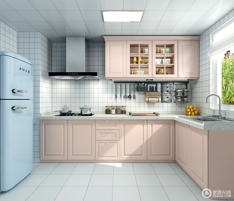厨房橱柜统一采用古典式柜门，整体选择粉色系，简洁又干净，白色的墙砖让厨房空间看起来更加宽敞明亮一些，整个空间的氛围让紧绷的情绪得到舒缓。