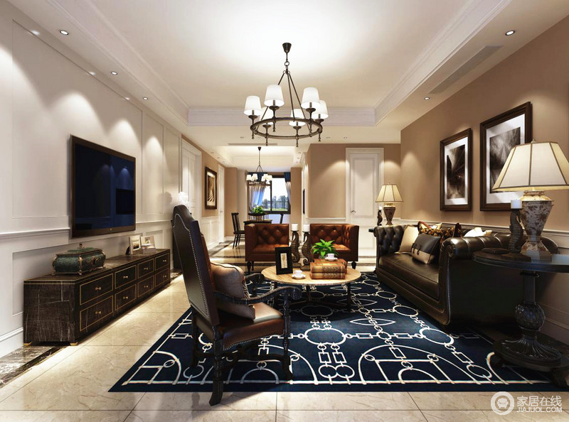 客厅中利用浅色系塑造出柔和感，皮质沙发和藏蓝色白纹地毯让空间变得层次明显；大幅黑框白边的画作与吊灯平行，一个欧式，一个现代，可谓是平衡之美。