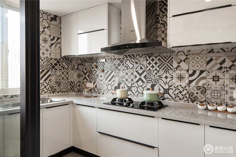 厨房的瓷砖选用的一种类型的花砖，趣味十足