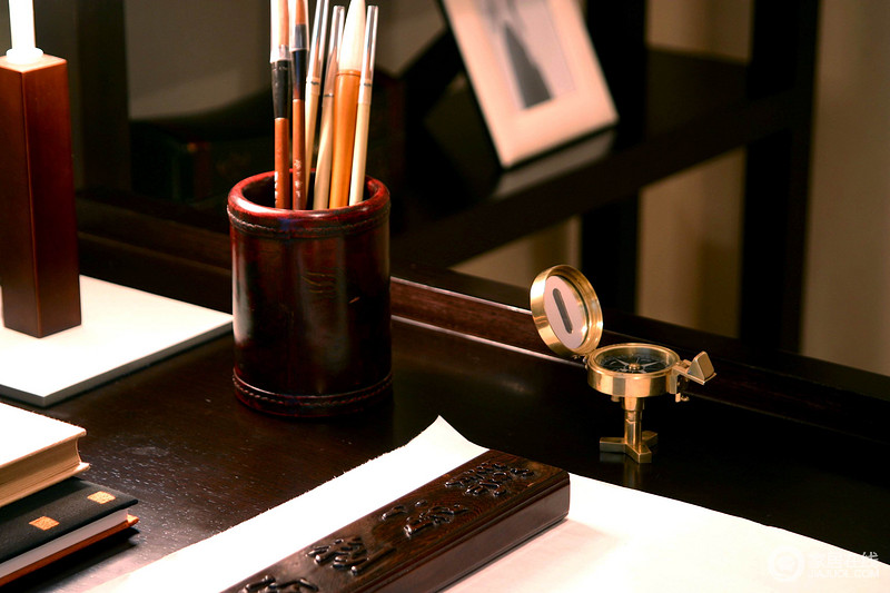 中式文化书写毛笔继承的东方文化地精华，实木家具的质地隐约呈现出来，为空间的传统艺术和现代设计起到连接地作用。
