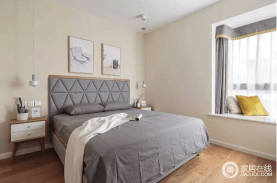 主卧墙面选择了米黄色，灰色的床品和窗帘给予空间色彩平衡，搭配实木家具，舒适而简单。