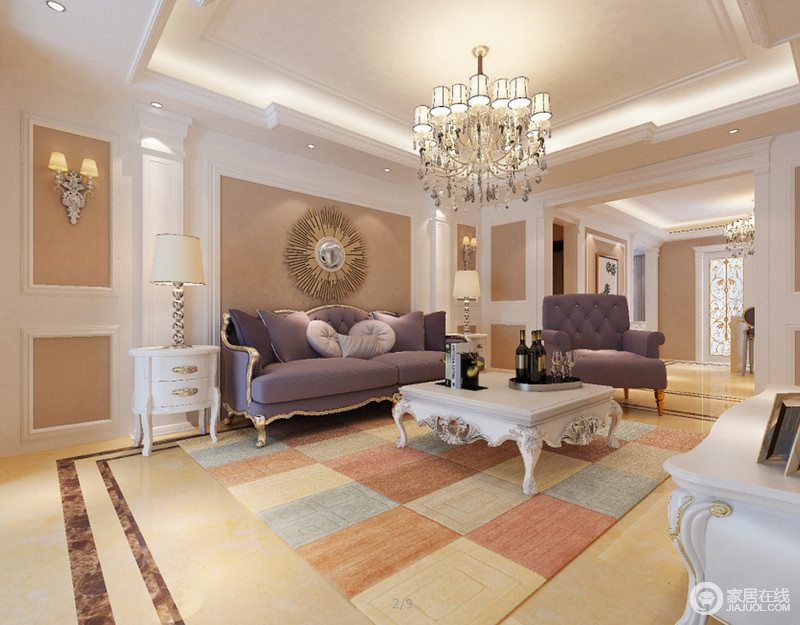 空间以现代感的线条来勾勒空间的简洁，却通过法式廊柱来体现古典尊贵，驼黄色背景墙的几何块状感，让空间大气立体；彩色地毯给予空间活力和俏皮，而紫色金属沙发与白色家具让简欧的雍容华丽中多了静美与轻奢。