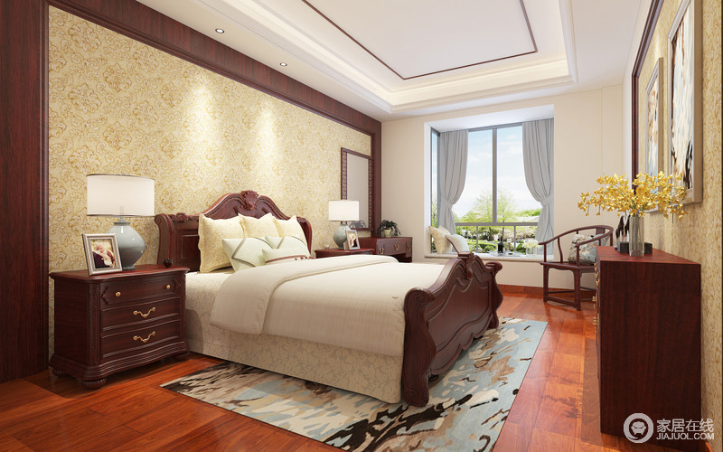 暖黄色壁纸让卧室更加暖意十足，中式家具一改其沉闷的格调，朱红色大气中蕴藏着一份传统中式之力，让卧室古色古香。