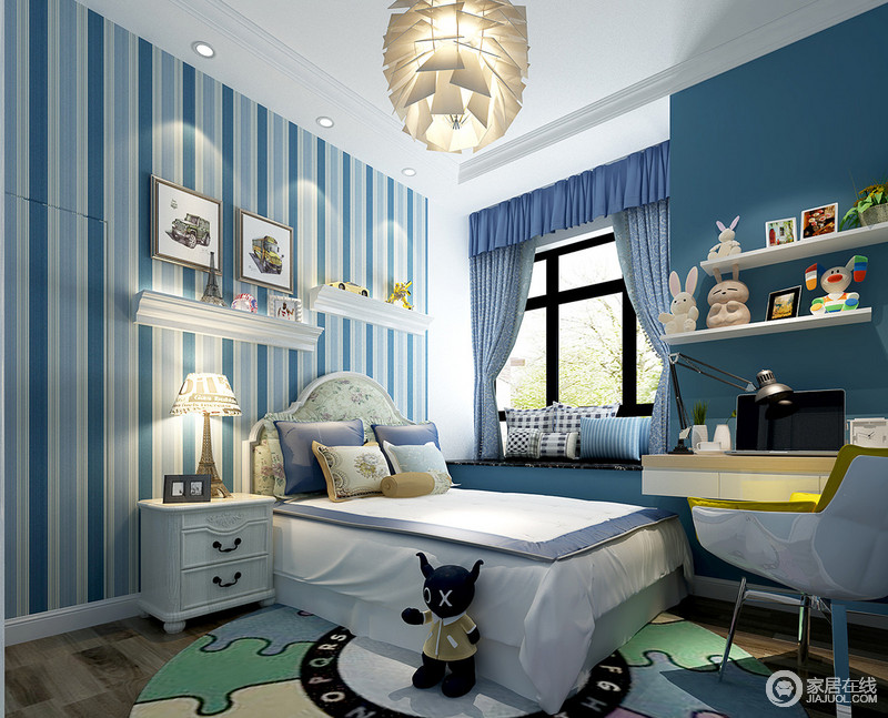 儿童房充满了蓝调的节奏感，蓝白色彩间隔板的设计用于物品的展示，造型萌味的玩物表现出十足的童趣感，极具时尚感的灯饰，则为空间点缀出几分轻盈质感。