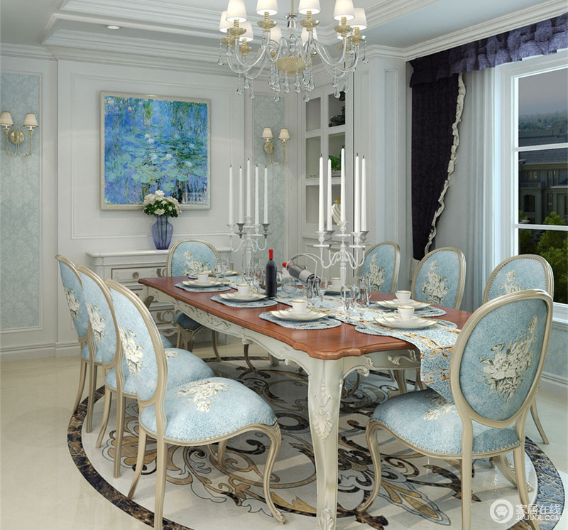 餐厅延续客厅的色彩搭配，以优雅活力的蓝白为主调，从墙面到餐桌椅上的运用，花纹的绮丽点缀装饰，都透着一种缤纷多姿且富有情调的就餐环境；酒柜与餐边柜均采用白色，使餐桌与窗帘的色调显得独特而鲜明。