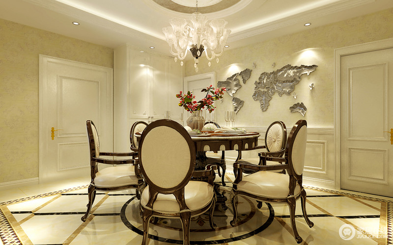 中规中矩的餐厅中因为玻璃欧式吊灯和古典家具而变得气场强大，成套家具的完整性，让空间更加完美。