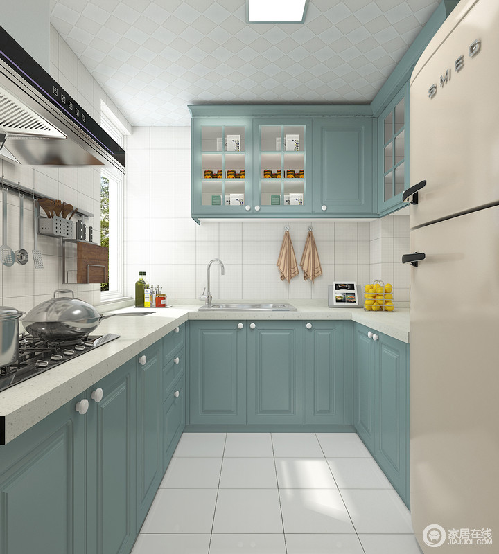 厨房以白色小方砖来铺贴墙面，搭配绿蓝色的橱柜和白色台面，更是让清和、利落蔓延致各个角落，总体上的艺术感和实用性，给你一个不一样的烹饪生活。