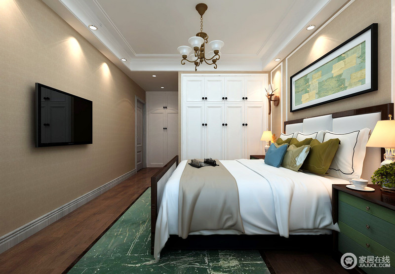 卧室以驼色的墙面为主色，奠定了美式朴质的氛围；设计师将白色衣柜嵌入墙体，构成立体的几何效果，也兼具收纳功能；绿色木质床头柜对称出和谐，并与绿色地毯、挂画带着清新与活力，渲染出舒适。