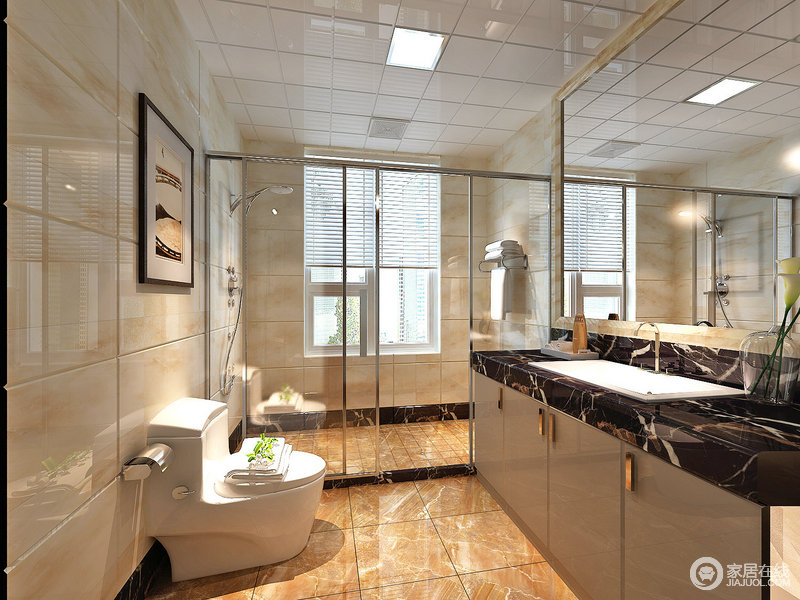 主卫采用浅米色墙砖营造了暖色调的空间，玻璃门不仅透明而且高光感与宽敞的盥洗台令卫浴间更显利落。