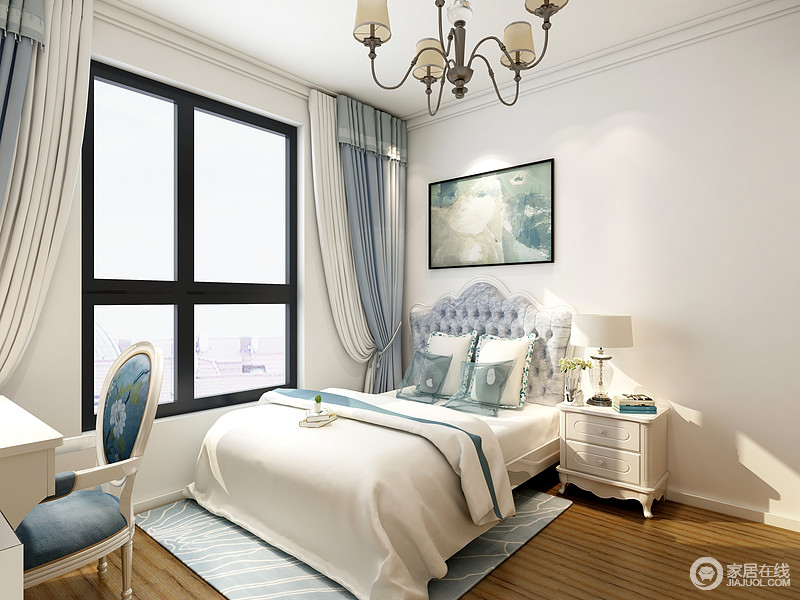 次卧的设计色调灰色为主调，地板使用原木色，使用蓝色床屏的单人床，同时搭配一盏北欧风格的灯，为整个卧室增添了一些活跃性，让整个空间显得更和谐。