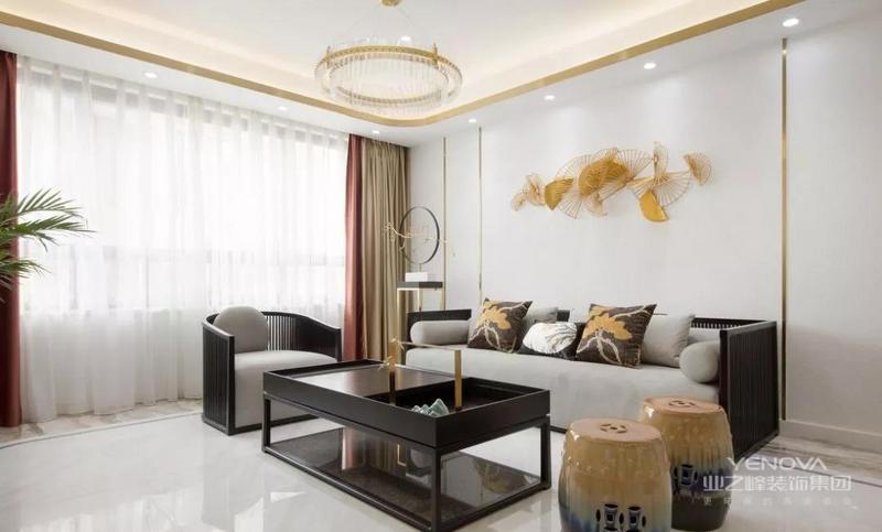 客厅，在黄铜元素“金”的面前，白色调与木元素，成为了最具包容性的铺垫。