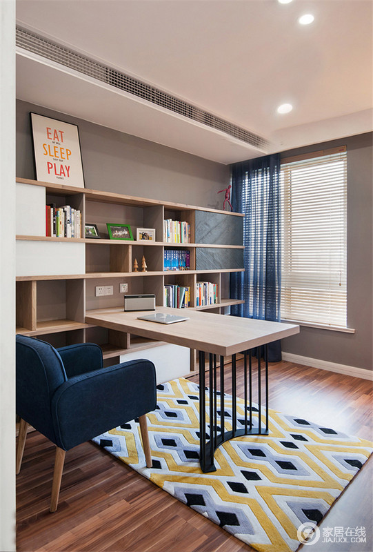 书房，用了灰色作为房子的基调色，木质的书柜，也是让房子有特色的地方