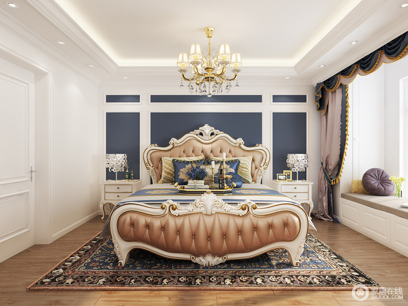 卧室满屋的优雅与华贵尽收眼底，藏蓝色与白色石膏组合而成的几何背景墙看似简洁，却因为欧式家具和皮质双人床突出了复古与奢华，让整个空间雍容了不少；飘窗的设计因为罗马帘变得更有曲线感，延续了欧式设计的美学。