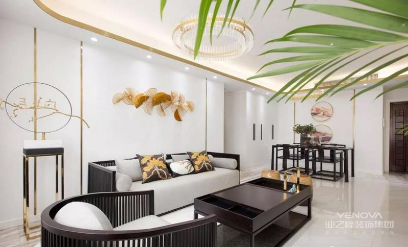  沙发背景墙的金色线条简洁而利落，让空间多了些许的现代轻奢感。沉稳而低调的中式家具，呈现出端庄优雅的大气之美。

