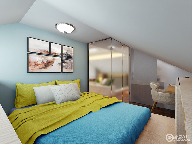 卧室因为结构的原因稍显局限，但是浅蓝色立面上的水墨风景画，送来自然之美，给予空间清艳；蓝色与绿色床品鲜亮的色彩给人一新的感觉，明快而时尚。