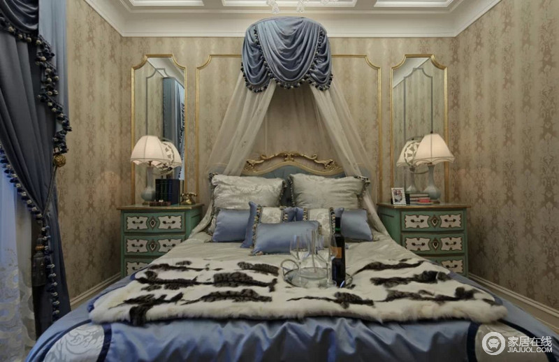 紫色丝绸床品与灰色毛毯提供最舒适的休憩体验，两个绿色窗台柜经典中颇具宫廷之奢，愈加让法式设计浪漫。