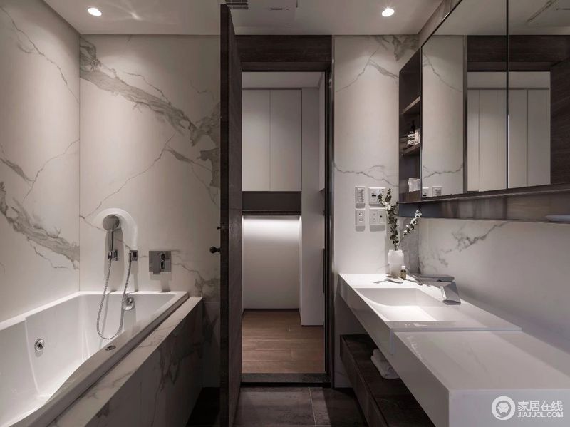 卫生间主要以白色墨意的地砖为主，营造出一种中式天然的意境；从浴缸到盥洗柜，功能分明的设计，让生活更为精致。