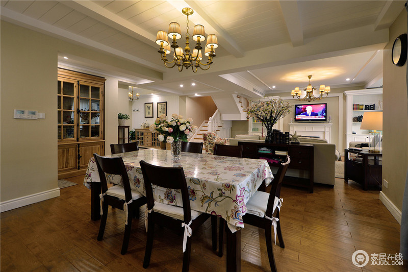 餐厅也是整个房子一道风景线，色彩，餐桌的选择都与整个风格相互映衬。