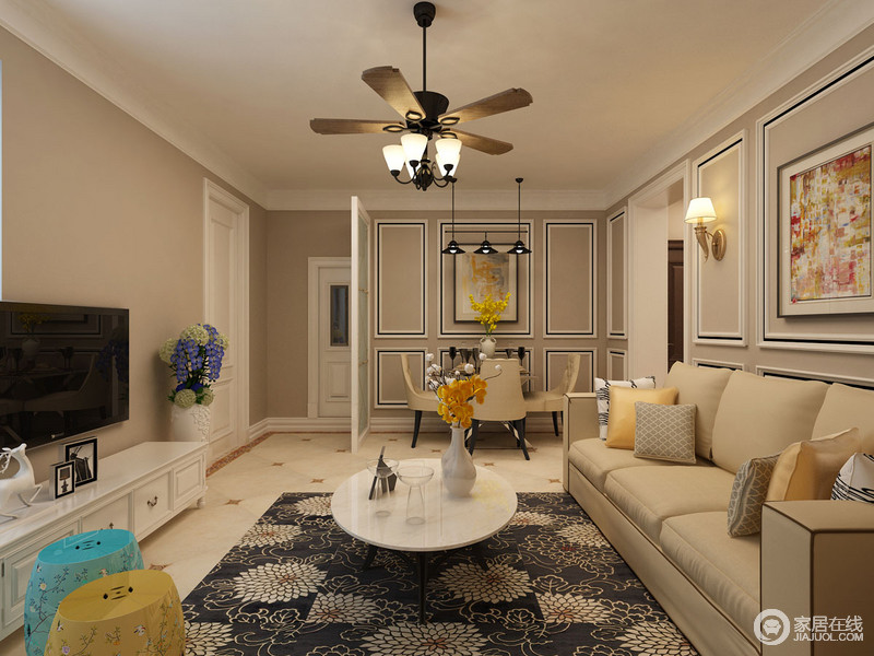 墙面与沙发、餐椅色系呼应，大面积深驼色彰显空间的成熟温雅。墙上黑白扣线增强空间立体感，印花地毯与茶几、电视柜形成色调反差对比，小面积的黄、蓝色趣味营造。