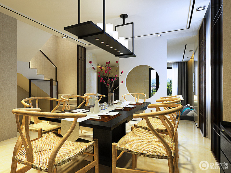 餐厅创造了中式禅意之境，通过屏风区分空间，黑色餐桌与黑色蜡烛吊灯彰显着现代设计的简约与时尚，而木质藤椅又将自然的元气舒放在空间，增加中式底蕴。