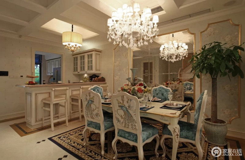 白色的空间与浅绿色花纹壁纸令餐厅格外清新，蓝色法式餐椅与其相配，形成了一个唯美的田园图。