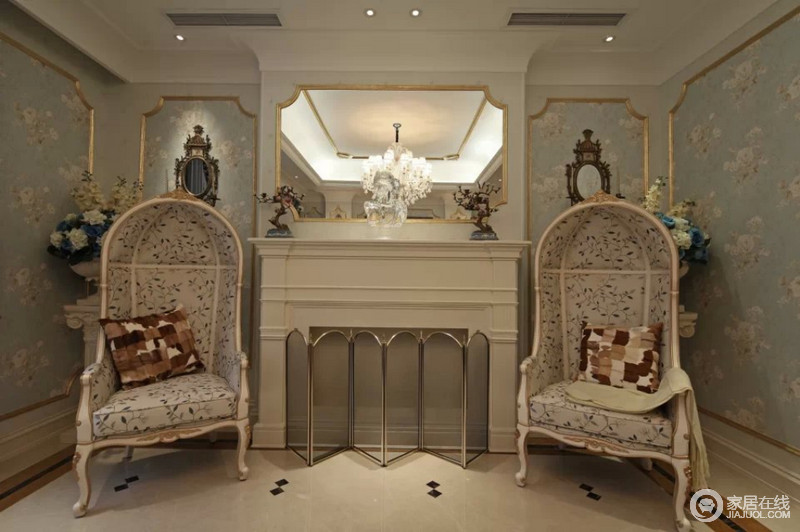 在这个静谧而安逸的空间里可感受到浓浓地古典艺术，两把贵妃椅以从容的姿态与空间中的古旧饰品形成具有历史韵味的空间。