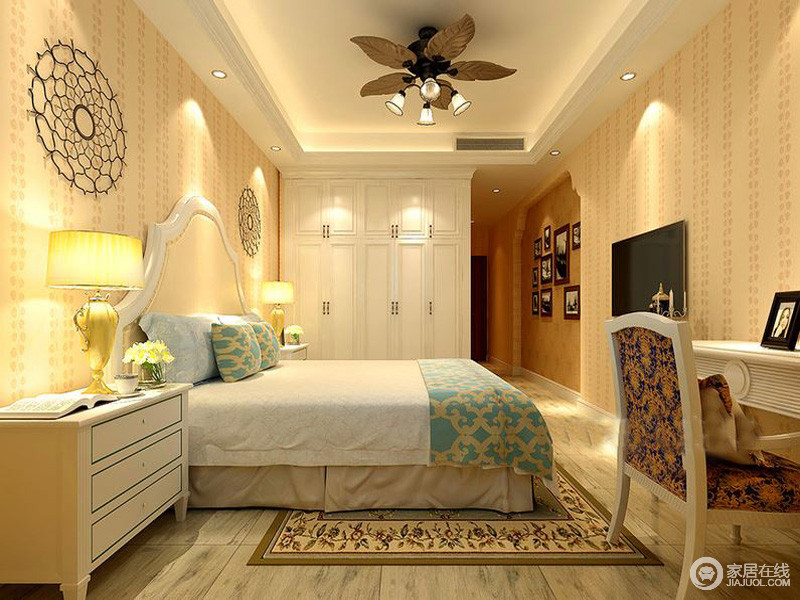 卧室采用淡黄色壁纸与暖黄色的光搭配，让空间温馨和暖。