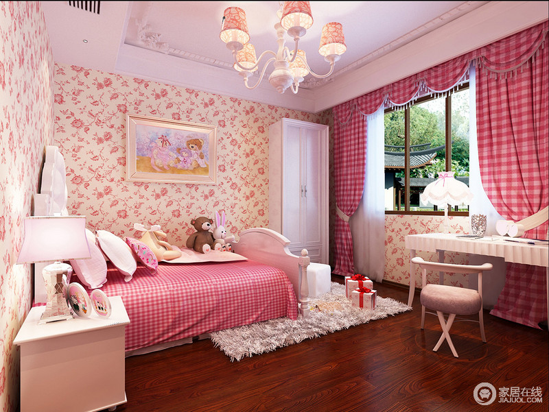 女孩房以童趣、甜美、温馨为主题，桃粉色壁纸和红粉色格纹窗帘就将空间渲染得足够温暖；白色简欧家具应需求而设，让生活格外梦幻和舒适。