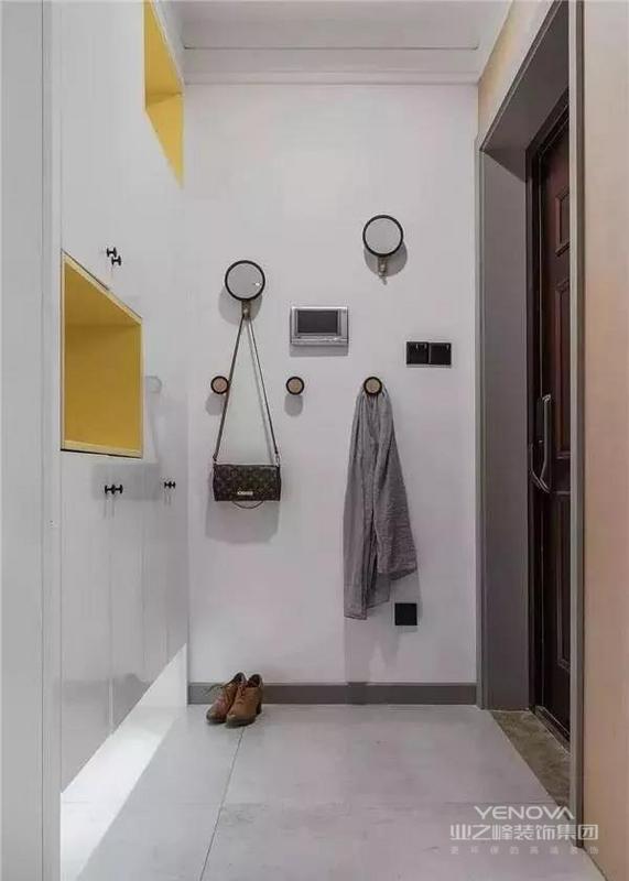 门厅的玄关鞋柜采用白色套温暖的明黄，增加收纳空间的同时还格外的显得温馨。