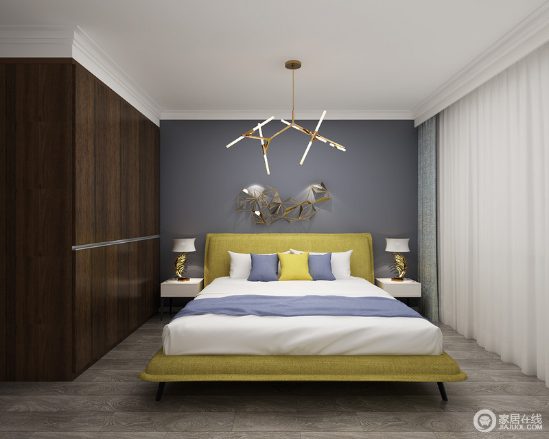 卧室简约、大方，金属吊灯与墙面的金属装饰品、特殊造型的台灯提升空间的时尚感，同时，也让白色吊顶和蓝色背景墙有了不一样的优雅和质感；蓝白布艺床品简约舒适，简单大方，深胡桃木的平板衣柜因直纹纹理饰面更显质感和工艺，黄色的床头给予空间色彩，也造就温馨。