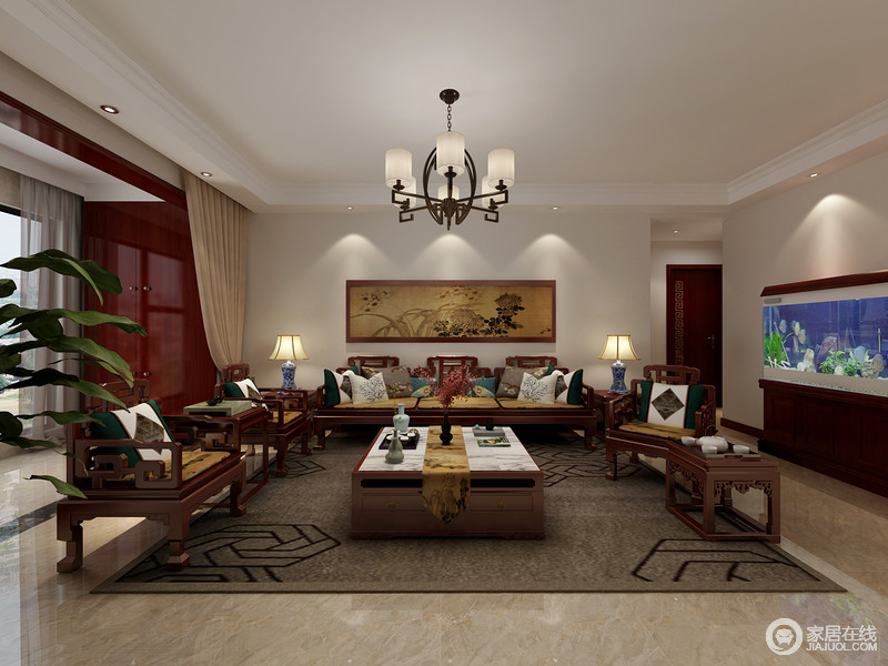 中式客厅方正规整，米色漆与仿旧感的地砖构成色彩层次，而褐灰色地毯反衬着中式实木家具，以敦实的质感延续东方大气。