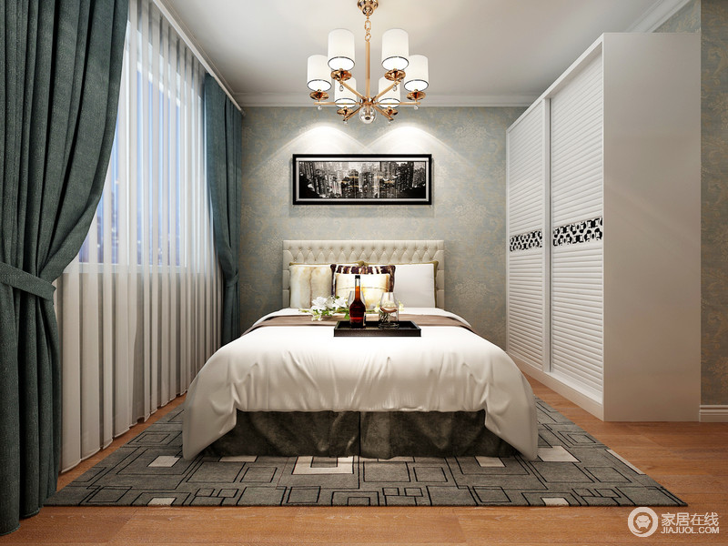 卧室铺以若有若无的绿底白花壁纸，与深绿色布艺窗帘带来清新浪漫气息。轻盈的白纱帘与床品、衣柜门使视觉保持平衡基调，在几何地毯的演绎下，舒适、宁和感彰显出来。