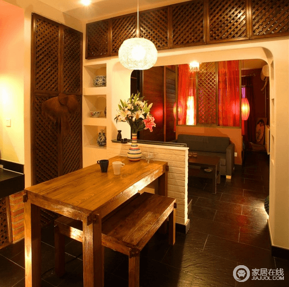 立面通过木质结构将墙体顶端的收纳功能隐藏起来，增加美感的同时与实木墙餐桌餐椅尽显东南亚的生活习惯。