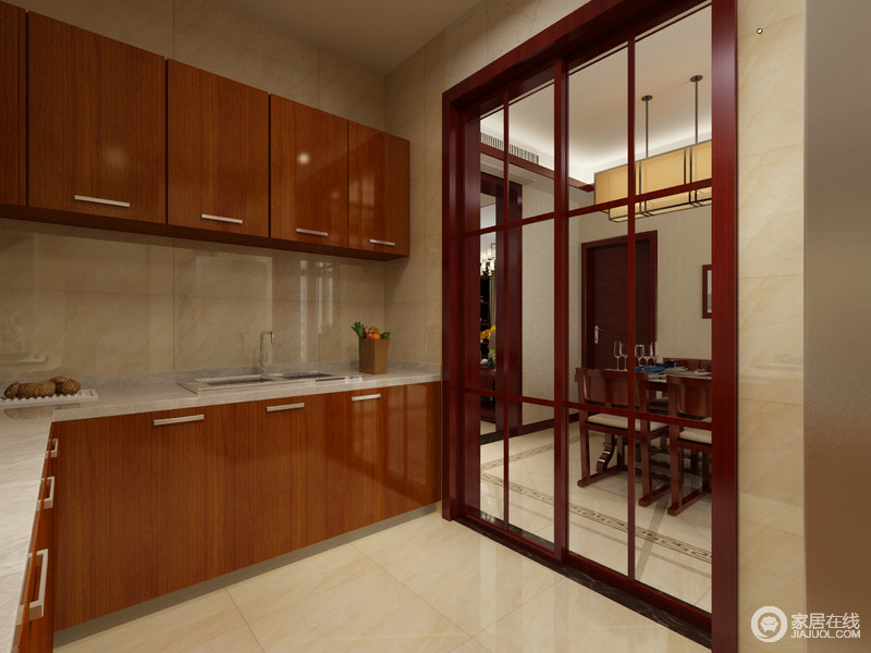 厨房结构方正，线条也十分利落，棕黄色烤漆橱柜反射着光线，让空间更显温馨；格栅玻璃门让整个空间具有了现代感，也让空间更为敞亮。